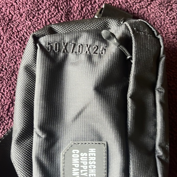 *NWOT* HERSCHEL SUPPLY CO. TOUR HIP PACK SMALL BLACK- UNISEX - Picture 4 of 8